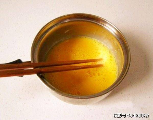 食材|4个鸡蛋一碗面，筷子一搅，做成零食，香脆可口，孩子喜欢有营养