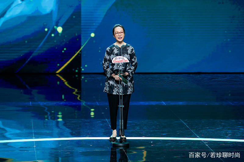 短裙|奚美娟虽然年纪不小了，但是穿衣打扮真的很年轻，时尚还稳重