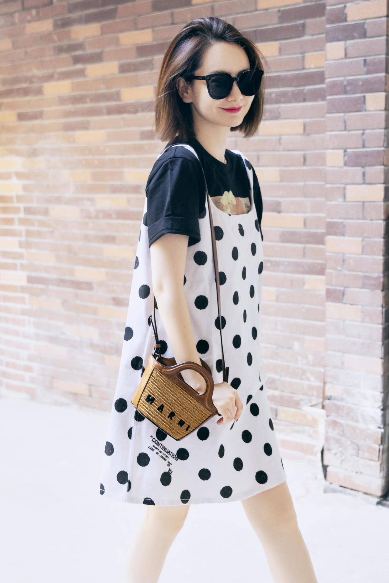 戚薇|戚薇真是个“?时髦精”，一身灰色工装风套装潇洒帅气，利落干练