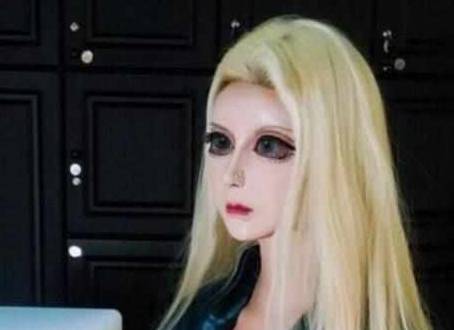 玩具|令人惊讶的真人芭比：腰围50厘米，整容30多次，走上大街引轰动