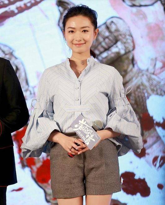 身材|39岁万茜无惧穿超短裤，对身材自信十足，这纤细长腿谁见谁羡慕