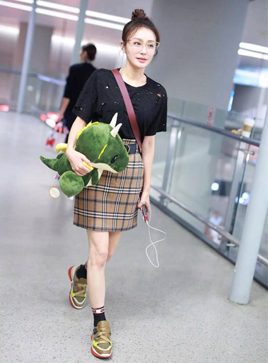 设计|黑T恤太沉闷!学秦岚邓丽欣搭格纹半裙,轻松穿出夏日少女感