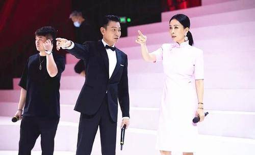 总体|她与刘德华时隔24年再唱《东方之珠》,53岁身型一点不输零零后!