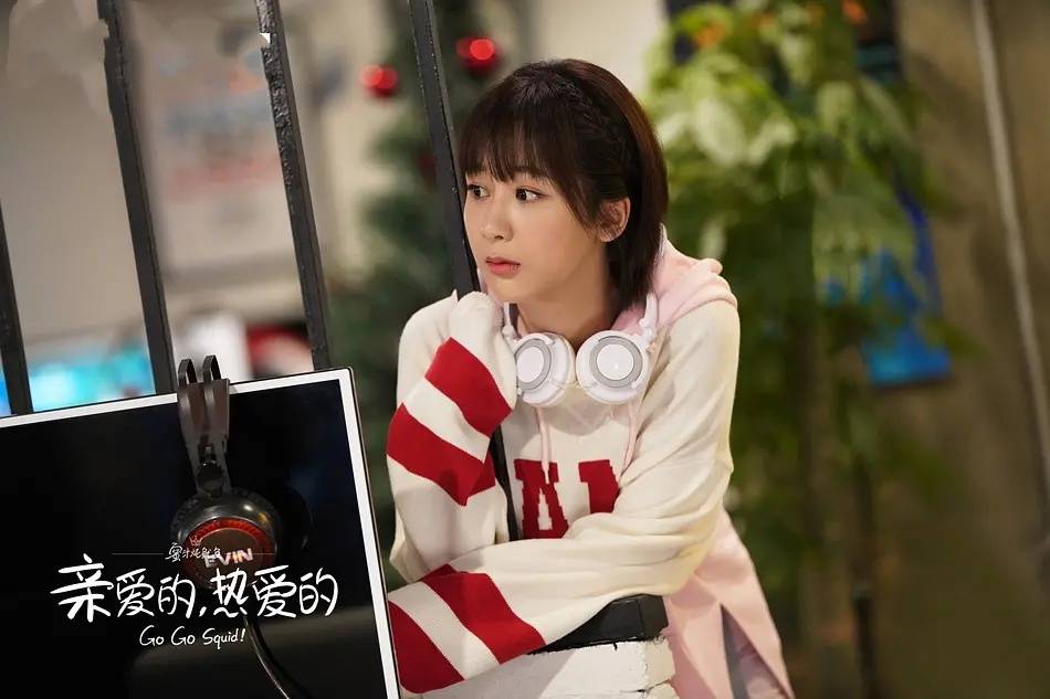 头巾|杨紫的“佟年风”要火了，日常穿搭清新又甜美，骨子里透着少女感
