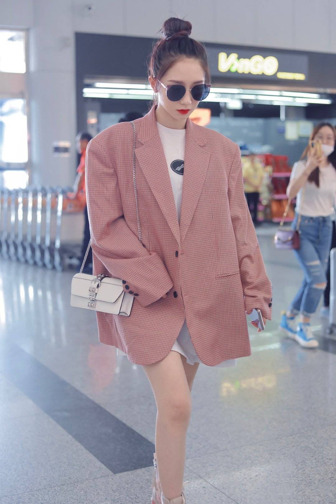 火箭少女|火箭少女罕见“机场合体”，孟美岐大哥廊西霸气，杨超越拖鞋亮了