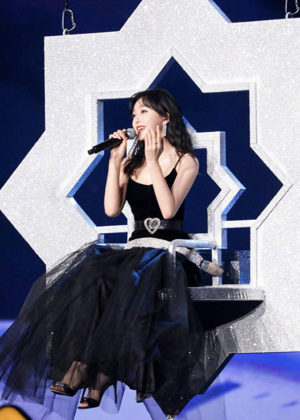 身材|秦岚与小16岁吴宣仪穿同款小黑裙，终于明白“气质”与年龄无关