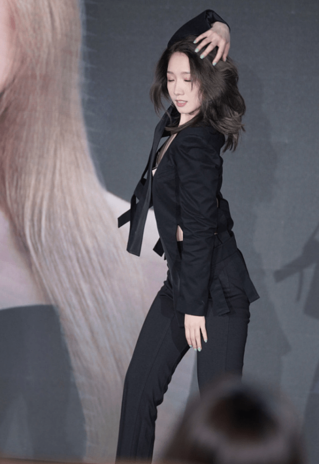 设计|孟美岐的打扮真飒，黑西装都能穿得这么特别，既显身材还显曲线