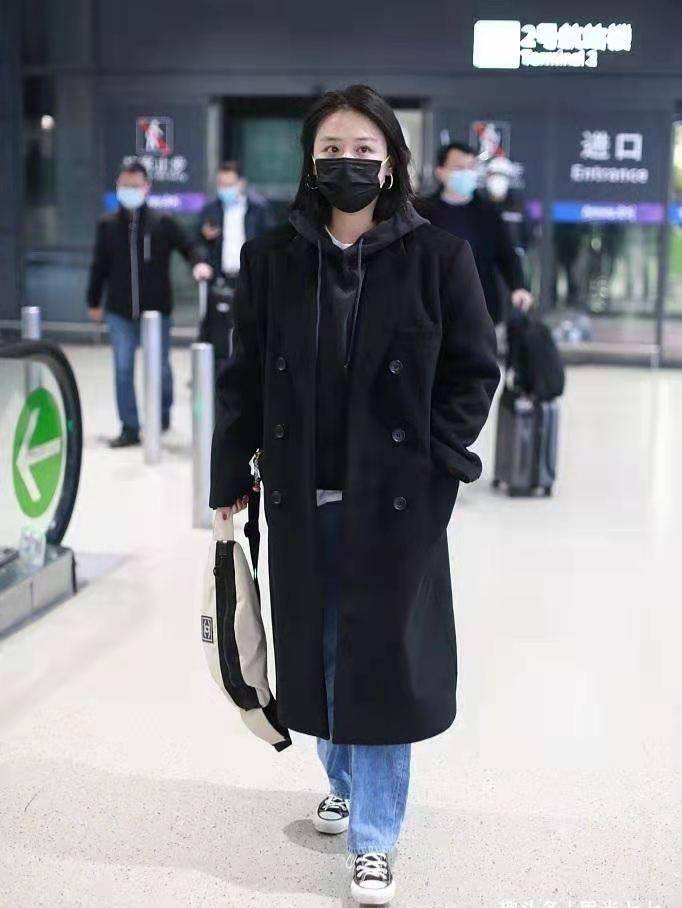 马思纯|马思纯现身机场，穿牛仔裤腿胖到没缝隙，穿三件上衣好厚实