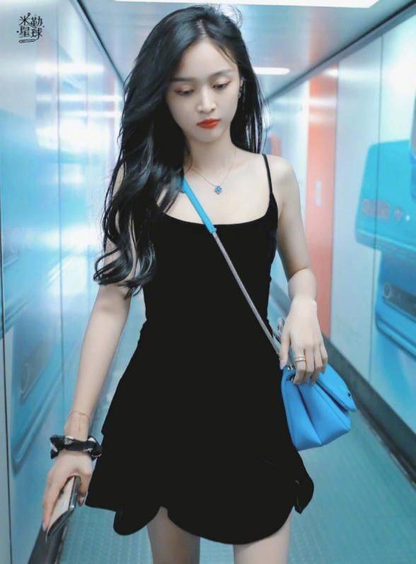 身材|秦岚与小16岁吴宣仪穿同款小黑裙，终于明白“气质”与年龄无关