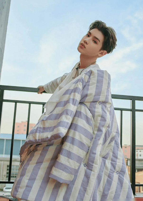 黄明昊|盘点明星的奇葩造型:黄明昊被子当披风,徐若瑄裹床单走红毯