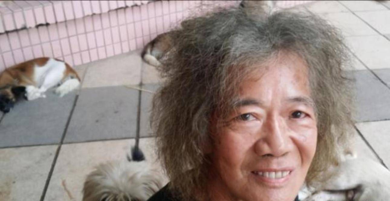 从小不在父母身边的郑六三,每天只能拿到一沓钞票.