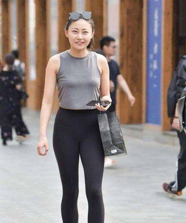 显得|连衣裙休闲甜美两不误,穿出自然风情,好看不土气
