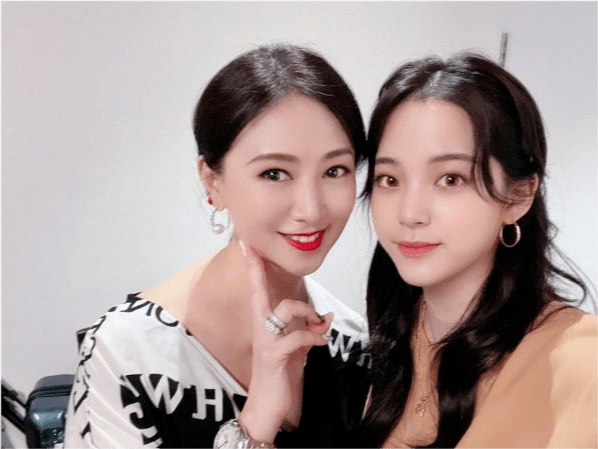 经典|翁虹一家三口罕见聚齐！13岁女儿颜值大逆袭，同框欧阳娜娜不输