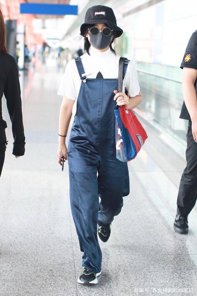 设计|“T恤塞裤腰”过时了，今夏明星都在这样穿，照着穿轻松美过路人