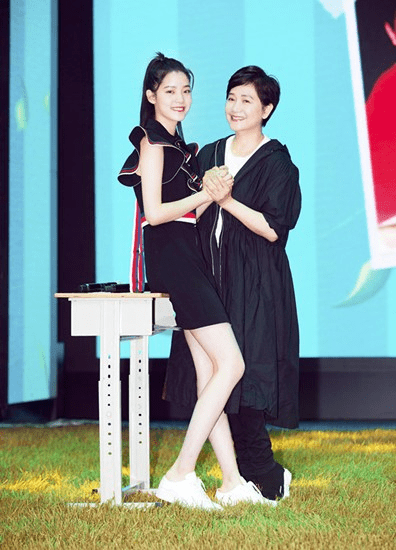 中老年|欧阳娜娜妈妈罕见露面，小黑裙配马丁靴真时髦，母女俩共用一张脸
