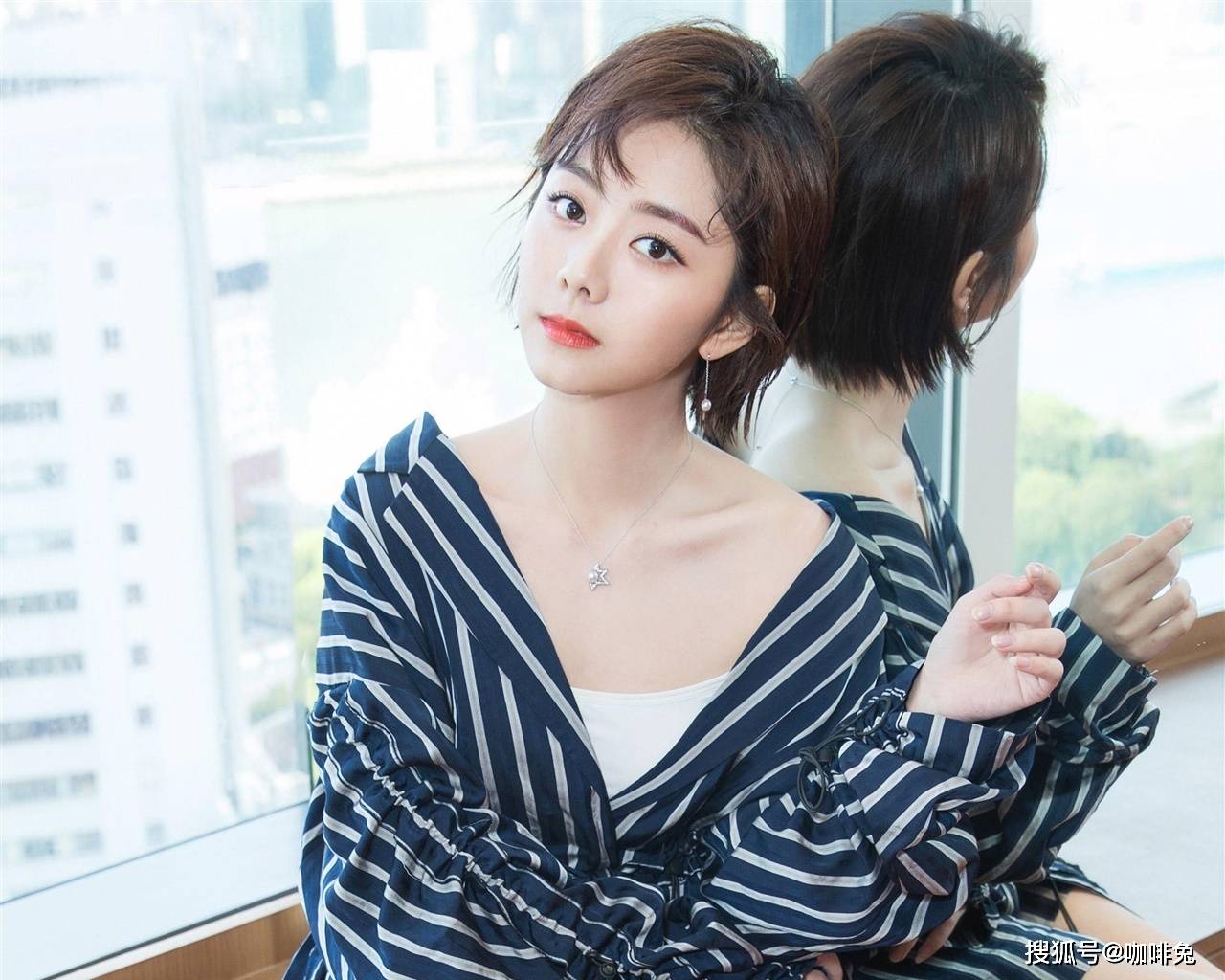 娃娃脸|真敬佩谭松韵的时尚造型超百变，优雅淑女或霸气总裁皆吸睛