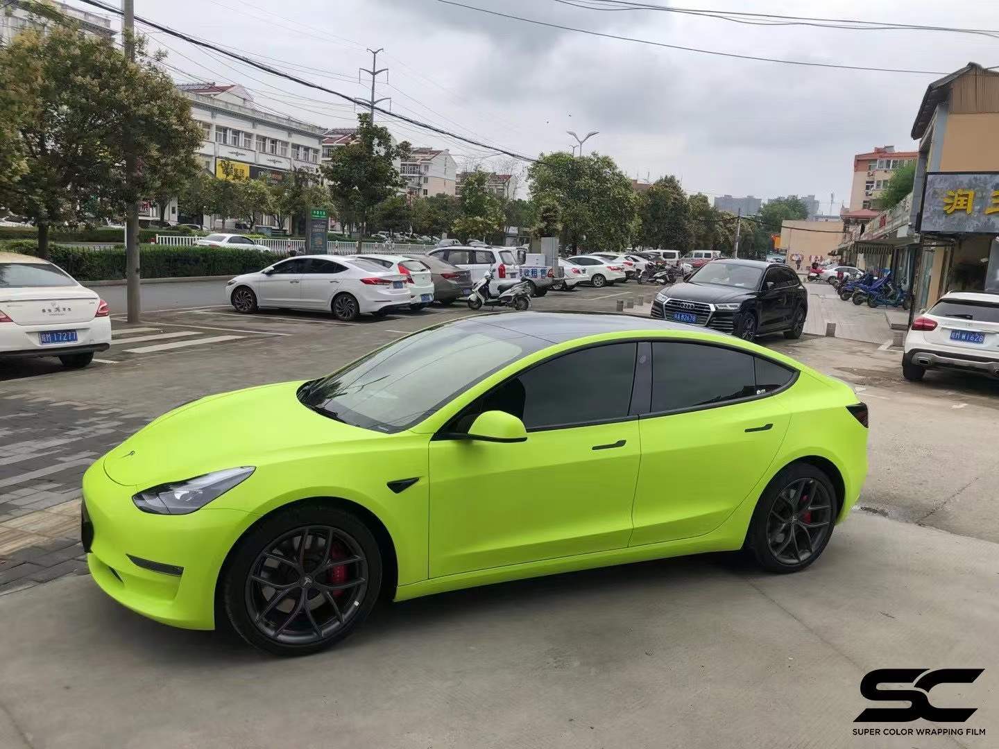 色彩|黑色改黄色！特斯拉MODEL3装贴SC改色膜消光荧草黄