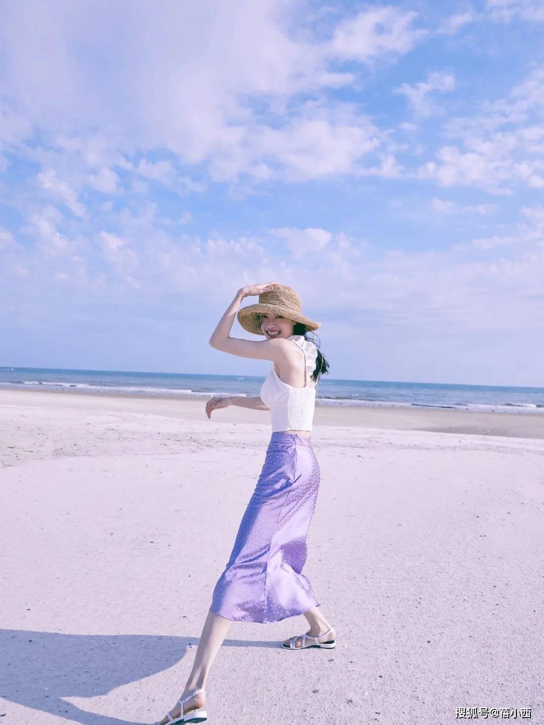钟楚曦|钟楚曦的身材真绝了，穿吊带上衣没赘肉，配半身裙曲线流畅好吸睛