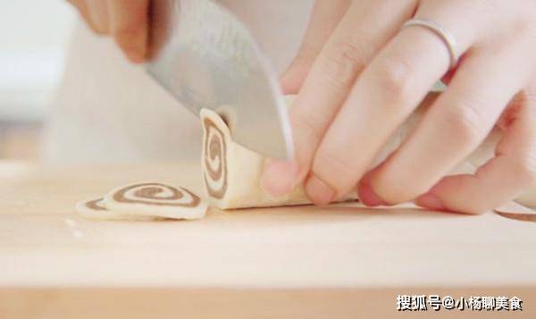 面团|1碗面粉,2个鸡蛋,教你做猫耳朵,酥脆可口还健康,比买的还好吃