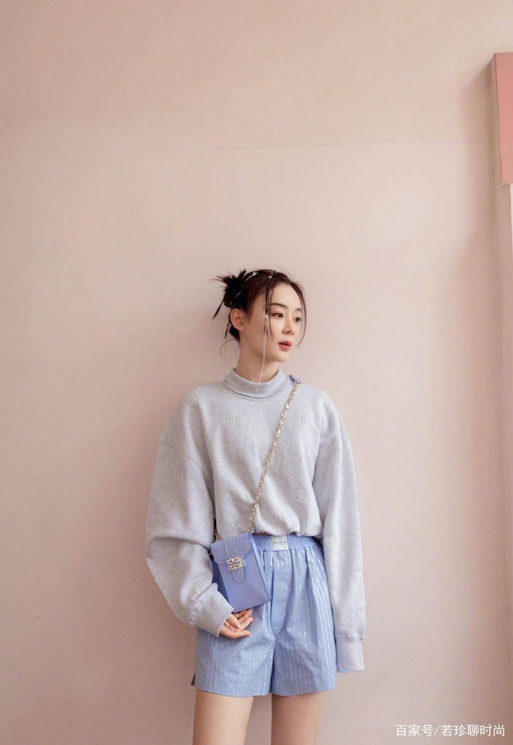 小姑娘|袁姗姗颜值真的高，出门穿得比大妈还老，也能穿出小姑娘的感觉