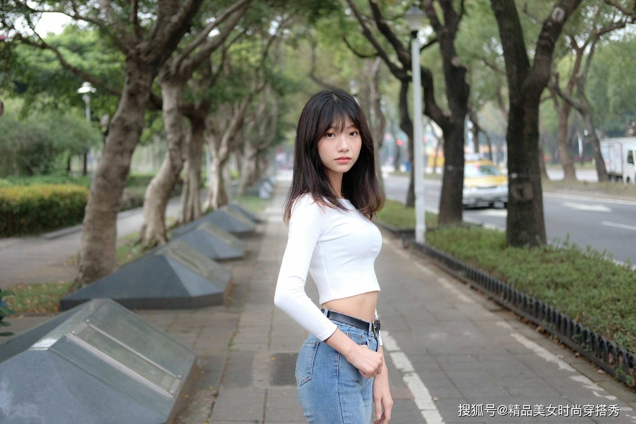 长袖|白色针织衫搭配牛仔裤+平底鞋，整体的风格简约又休闲，清爽舒适