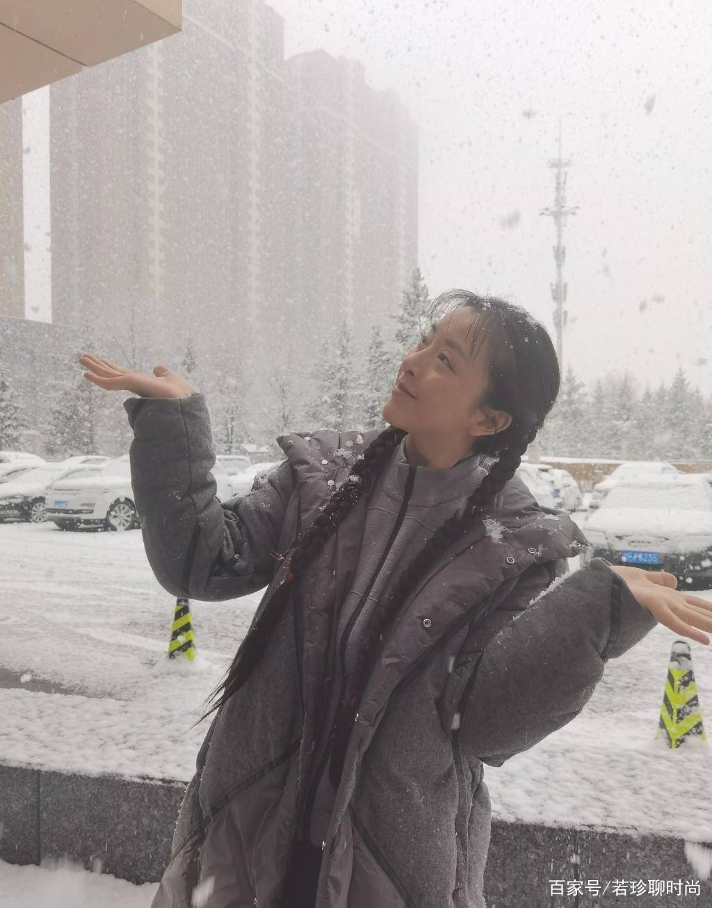 服装|黄小蕾还是不要梳双麻花辫了，虽然挺有氛围的，但是却有点土气