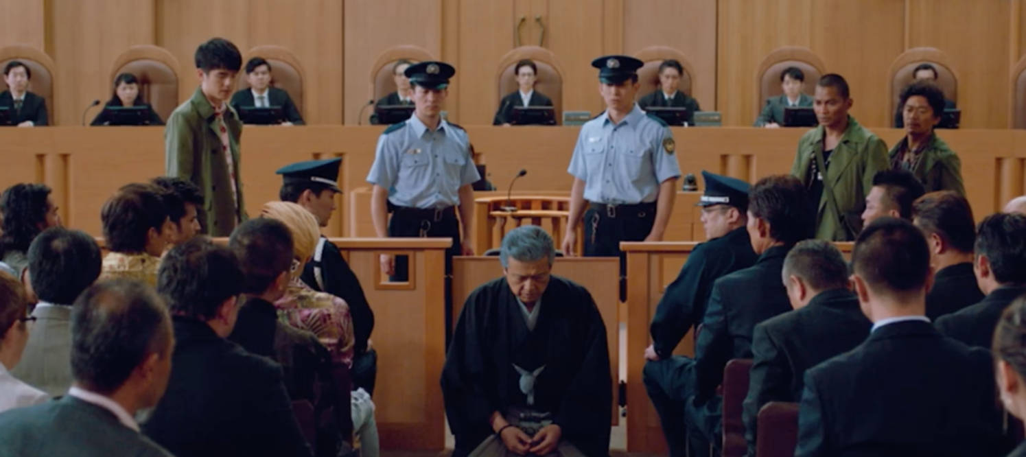正如有些网友所言,影片最后老年渡边胜在审判席上的