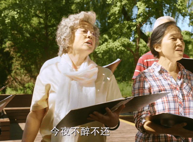 感觉|刘晓庆总算服老了，新剧里穿老年装扮演奶奶，一头银发看着更优雅