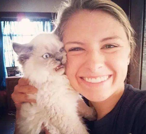 样子|主子对萌宠有几分嫌弃几分真爱？看合影就全知道了！