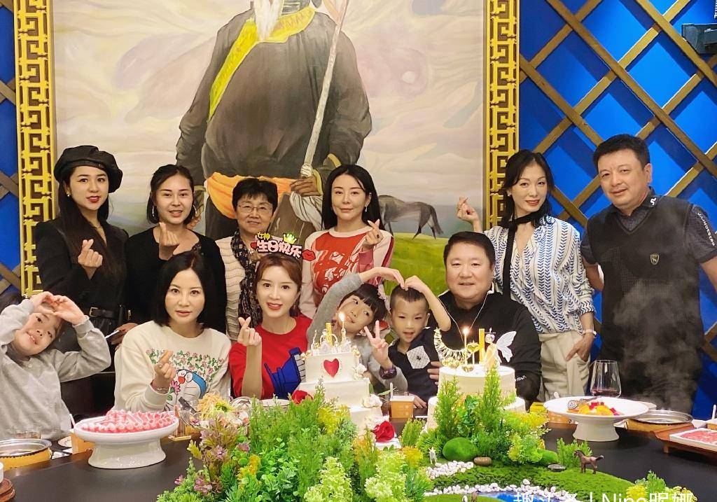 效果|金巧巧一家四口罕见同框，她穿连衣裙年轻像30岁，儿女颜值随爸爸
