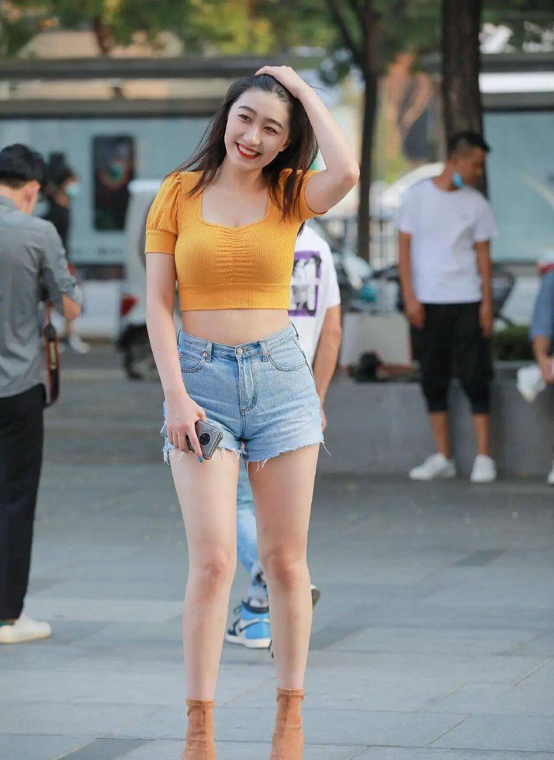 高跟鞋|连衣裙已经疲劳了,今夏不如换一款“短裤”,这样穿时髦又显腿长