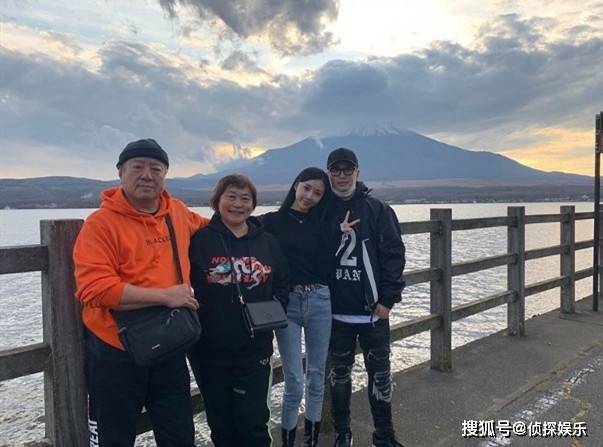 潘帅|宣云晒潘玮柏视角撒糖，穿吊带衫秀细腰好身材，被赞气质非凡
