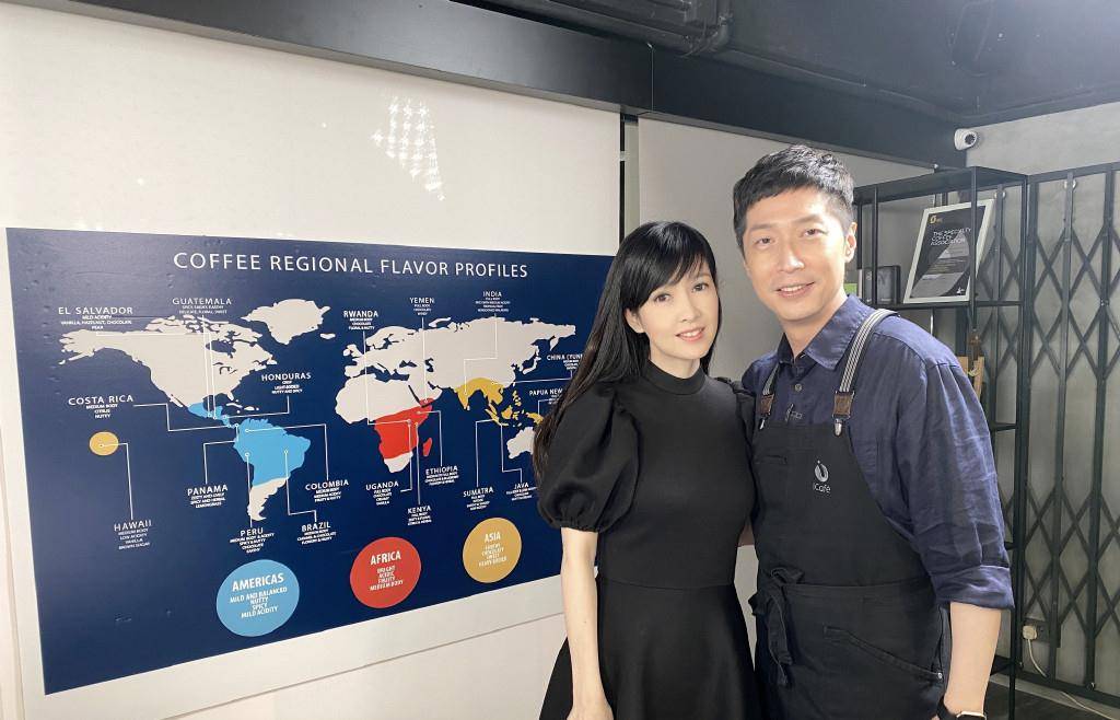 身材|54岁周慧敏罕露面，穿小黑裙亮相好友演唱会，一把年纪依旧玉女范