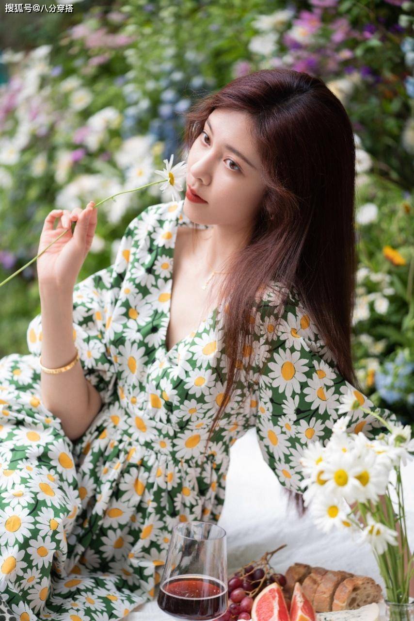 身材|宋妍霏和妈妈不愧是“神仙母女”，身穿姜黄色连衣裙，高级又贵气