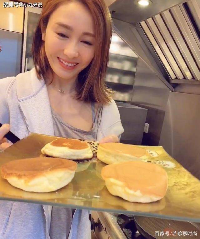 呢子|黎姿都是三个女儿的妈了，淡妆出镜还是这么美，两个小酒窝太显嫩