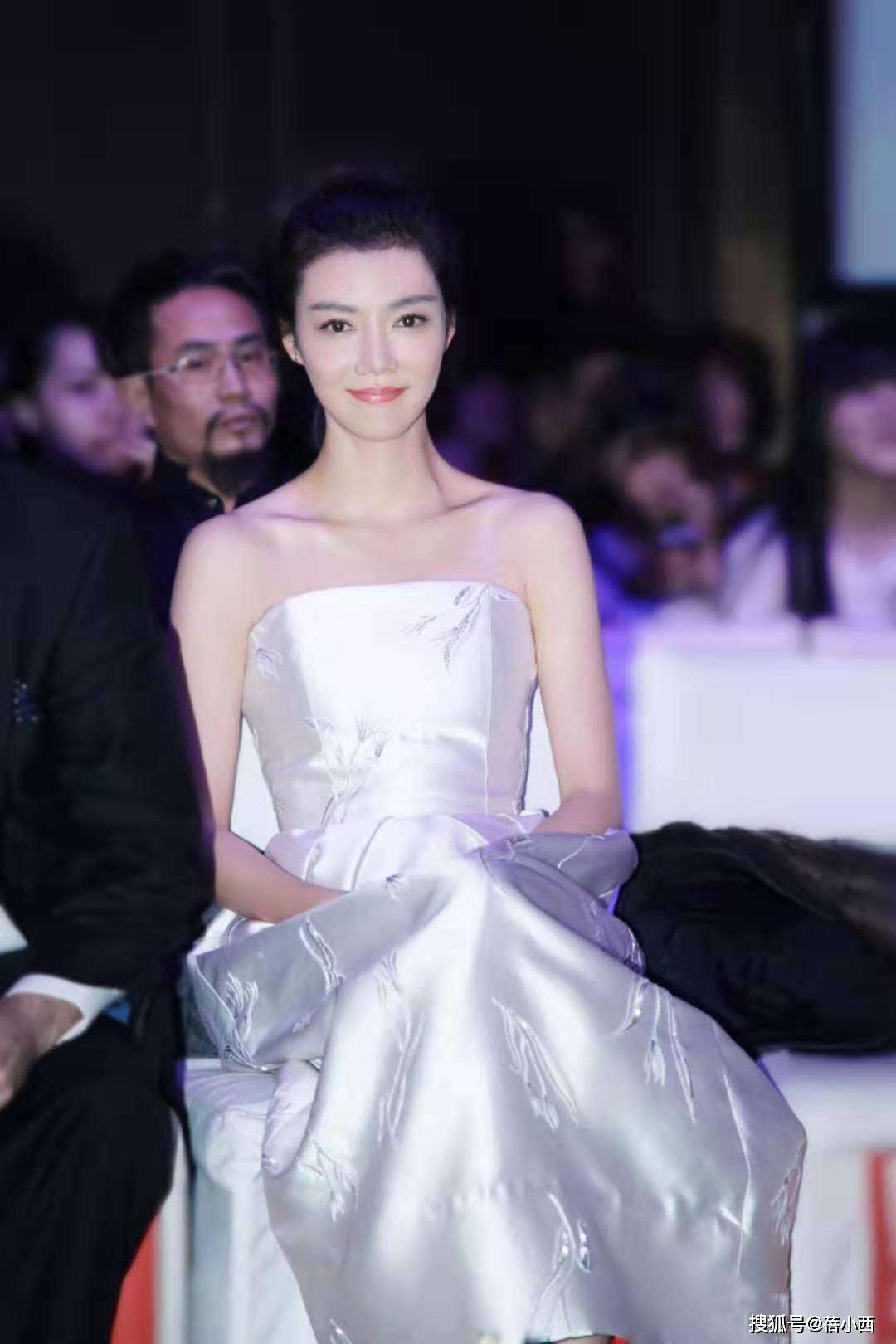 亮点|车晓离婚9年后状态回升，穿裸色连衣裙优雅大方，锁骨杀简直绝了