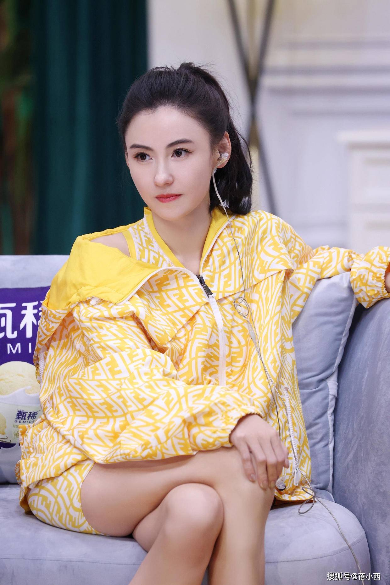 勾边|张柏芝真不怕走光，穿薄纱连衣裙领口直接开到腰，性感有女人味