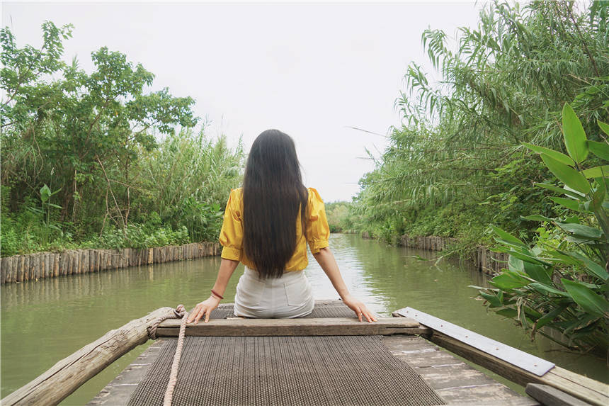 江苏这里故事多，宛若桃花源，坐摇橹船听评弹，江南慢生活好惬意