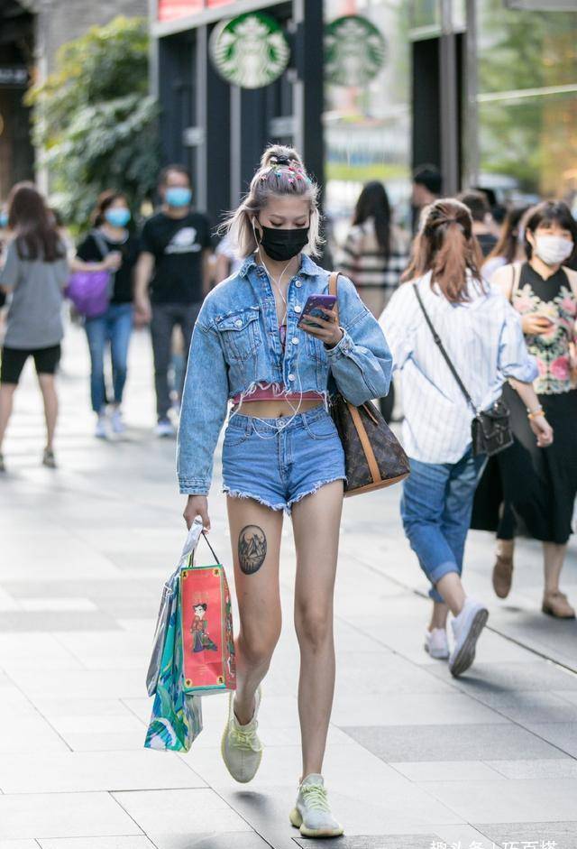 因为|露脐上衣太美太耀眼了,简单大气修饰身材,微胖女孩也能驾驭