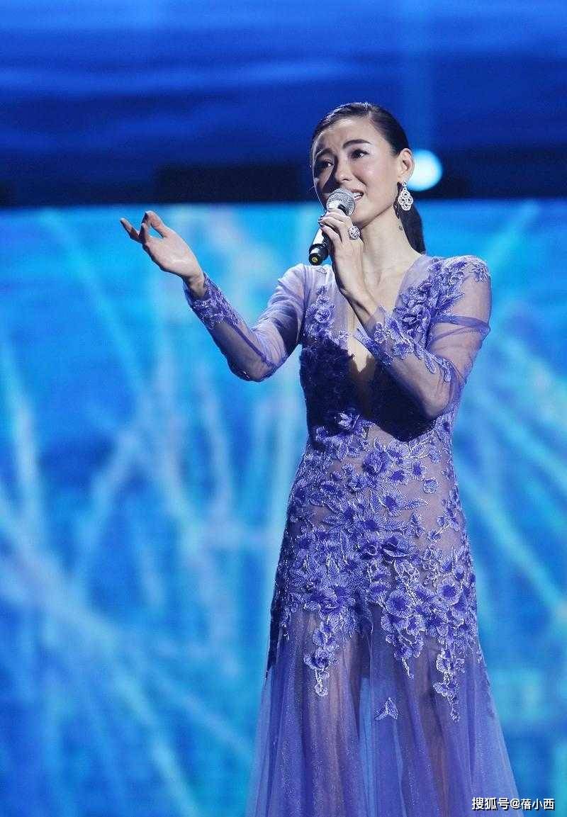 勾边|张柏芝真不怕走光，穿薄纱连衣裙领口直接开到腰，性感有女人味