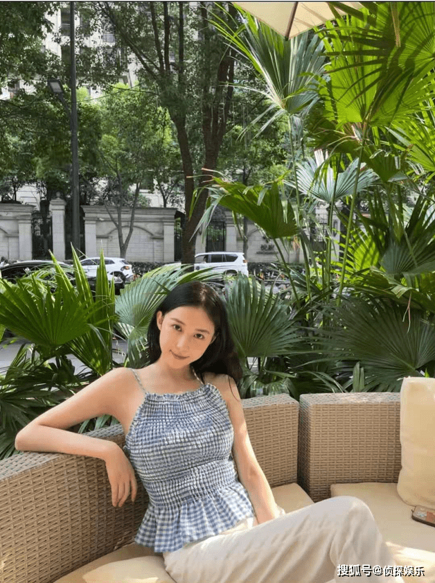潘帅|宣云晒潘玮柏视角撒糖，穿吊带衫秀细腰好身材，被赞气质非凡