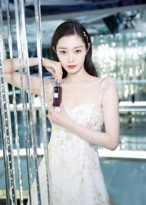 耳环|宋轶身穿吊带连衣裙凹凸有致,彰显高贵气质