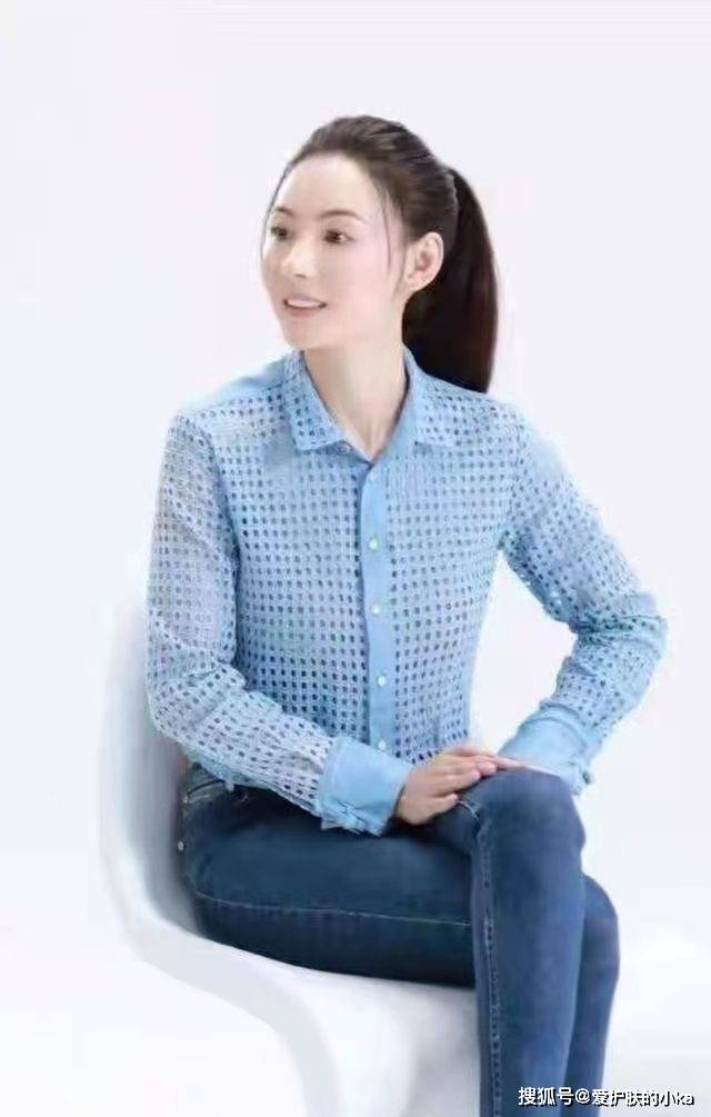 饱和度|张柏芝状态重回巅峰，穿衬衫配白裙优雅洋气，生了三娃还是好清纯
