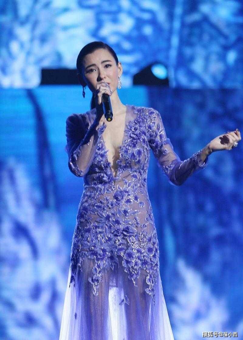 勾边|张柏芝真不怕走光，穿薄纱连衣裙领口直接开到腰，性感有女人味