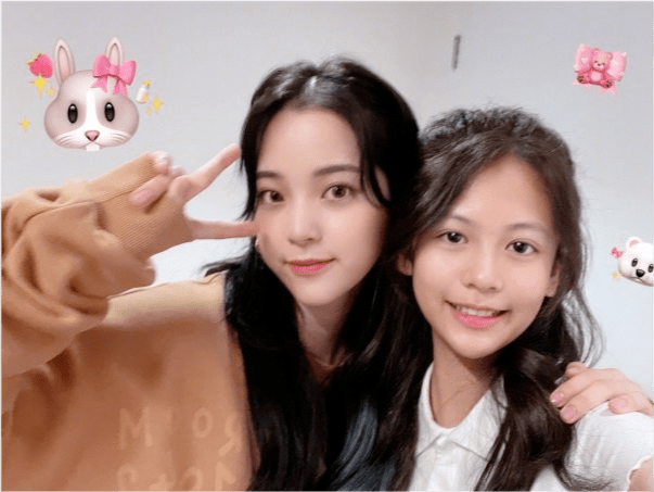 经典|翁虹一家三口罕见聚齐！13岁女儿颜值大逆袭，同框欧阳娜娜不输