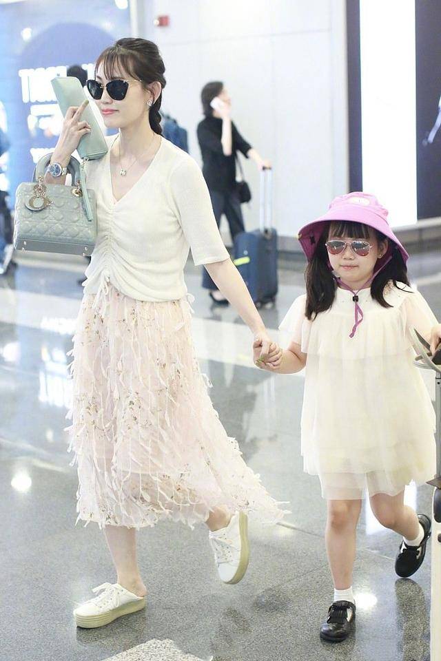 短裙|马蓉过得不错，三十多岁还把自己当少女，穿短裙不像当妈的人