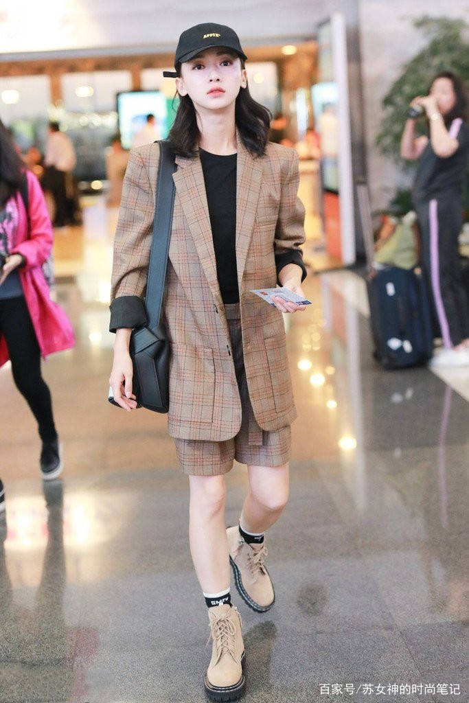 显得|最近流行起了一种穿法，叫“西装+肥宅裤”，明星们早就安排上了