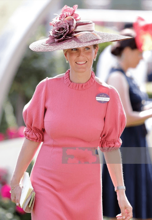 爱德华|英女王小儿媳观看F1大奖赛，粉色连衣裙减龄又贵气，大姑姐也现身