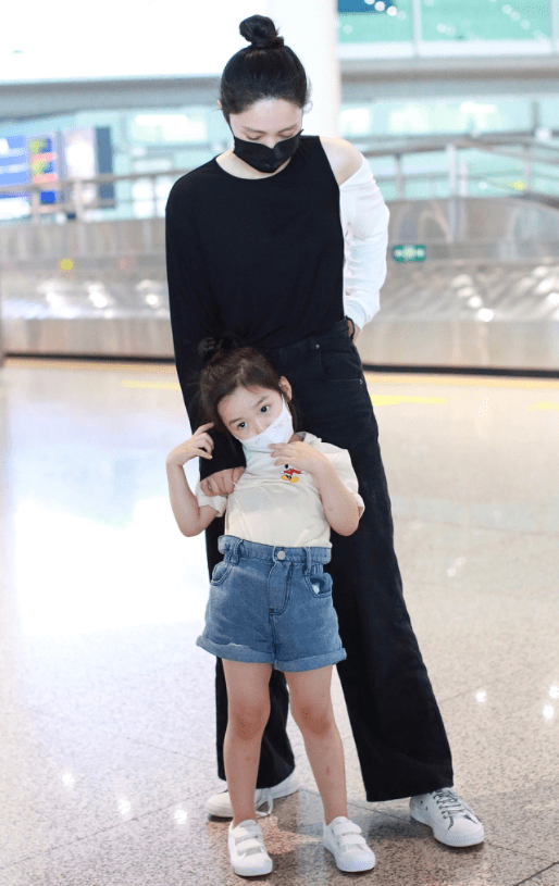 黑色|董璇穿衣真没“中年感”,一身黑白配看似简单质朴,却意外高级