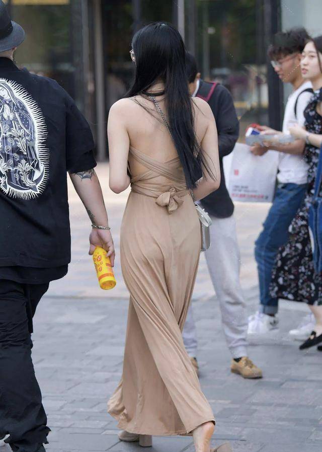 辅助|突如其来的“挂脖裙”,借助高跟鞋的辅助,展现了不一样的知性!